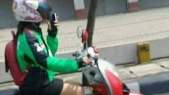 Viral Foto Driver Ojol Pakai Rok Mini, Warganet Auto Gerilya Cari Akunnya