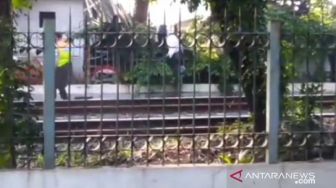 Diduga Hendak Nyeberang, Kakek Tewas Tersangkut di Pagar Stasiun Lenteng Agung