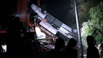 Bus Pariwisata yang Jatuh ke Jurang Dievakuasi