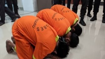 Tiga Pelaku Teror di Pekanbaru Bersujud dan Minta Ampun di Hadapan Kapolda