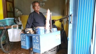 Kisah Mbah Jumiyo, Penjual Es Jadul yang Hobi Berbagi ke Anak Yatim