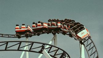 Nenek 85 Tahun Ikut Cucu Naik Roller Coaster, Ekspresinya Disorot: Dia Lebih Berani dari Saya