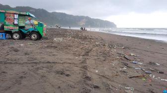 Viral Sampah Melimpah di Pantai Parangtritis, Ini Tanggapan Dispar Bantul