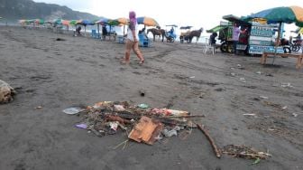 Viral Foto Sampah Berserakan di Pantai Parangtritis, Begini Respons Dispar