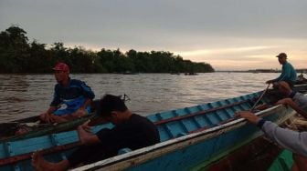 Dihantam Gelombang di Sungai Barito, Perahu yang Ditumpangi Satu Keluarga Tenggelam