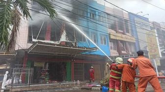 Toko Manekin di Pekanbaru Terbakar, 10 Mobil Damkar Dikerahkan