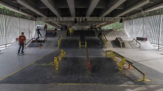 Suasana saat sejumlah remaja bermain skateboard di arena Skatepark Pasar Rebo, Jakarta Timur, Sabtu (13/3/2021). [Suara.com/Alfian Winanto]