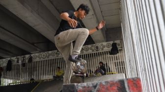 Sejumlah remaja bermain skateboard di arena Skatepark Pasar Rebo, Jakarta Timur, Sabtu (13/3/2021). [Suara.com/Alfian Winanto]