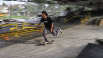 Sejumlah remaja bermain skateboard di arena Skatepark Pasar Rebo, Jakarta Timur, Sabtu (13/3/2021). [Suara.com/Alfian Winanto]