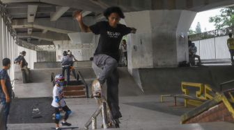 Sejumlah remaja bermain skateboard di arena Skatepark Pasar Rebo, Jakarta Timur, Sabtu (13/3/2021). [Suara.com/Alfian Winanto]