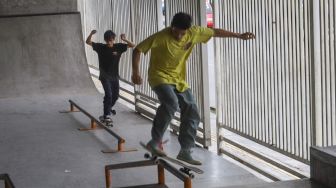 Sejumlah remaja bermain skateboard di arena Skatepark Pasar Rebo, Jakarta Timur, Sabtu (13/3/2021). [Suara.com/Alfian Winanto]