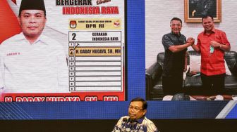 Kepala Badan Pembina Organisasi, Kaderisasi, dan Keanggotaan (BPOKK) DPP Partai Demokrat, Herman Khaeron menunjukkan foto saat menyampaikan keterangan kepada wartawan terkait Kongres Luar Biasa (KLB) Partai Demokrat yang dinilai ilegal di Jakarta, Jumat (12/3/2021).  ANTARA FOTO/M Risyal Hidayat