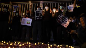 Massa dari Milk Tea Alliance Indonesia melakukan aksi solidaritas untuk Myanmar di depan Gedung ASEAN, Jakarta Selatan, Jumat (12/2/2021). [Suara.com/Alfian Winanto]