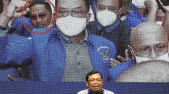 Kepala Badan Pembina Organisasi, Kaderisasi, dan Keanggotaan (BPOKK) DPP Partai Demokrat, Herman Khaeron menunjukkan foto saat menyampaikan keterangan kepada wartawan terkait Kongres Luar Biasa (KLB) Partai Demokrat yang dinilai ilegal di Jakarta, Jumat (12/3/2021).  ANTARA FOTO/M Risyal Hidayat