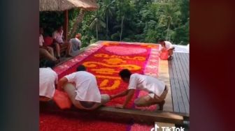 Dibanderol Jutaan Rupiah, Kolam Bunga Ini Hancur Dalam 1 Detik untuk Foto