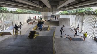 Suasana saat sejumlah remaja bermain skateboard di arena Skatepark Pasar Rebo, Jakarta Timur, Sabtu (13/3/2021). [Suara.com/Alfian Winanto]