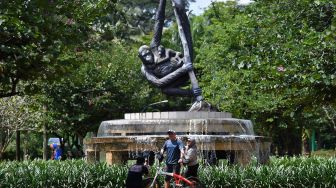 Pengunjung berfoto di Taman Margasatwa Ragunan, Jakarta Selatan, Sabtu (13/3/2021). ANTARA FOTO/Sigid Kurniawan