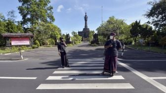 Pecalang atau petugas pengamanan adat Bali memantau situasi di dekat Monumen Perjuangan Rakyat Bali saat Hari Raya Nyepi Tahun Saka 1943 di wilayah Desa Sumerta Kelod, Denpasar, Bali, Minggu (14/3/2021). [ANTARA FOTO/Nyoman Hendra Wibowo]