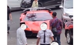 Viral Ibadah Salat Jumat Bawa Lamborghini, Begini Reaksi dari Para Jamaah