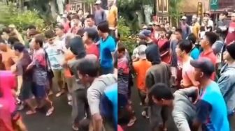 Kesurupan Massal Usai Tebang Pohon, Netizen: Gak Adil Jinnya, Pemerintah...