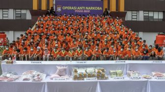 Ratusan orang tersangka penyalahguna, kurir dan bandar narkoba dihadirkan ketika rilis hasil operasi narkoba di Mapolda Riau, Pekanbaru, Riau, Minggu (14/3/2021). [ANTARA FOTO/Rony Muharrman]