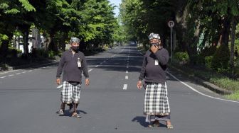 Pecalang atau petugas pengamanan adat Bali memantau situasi saat Hari Raya Nyepi Tahun Saka 1943 di wilayah Desa Sumerta Kelod, Denpasar, Bali, Minggu (14/3/2021). [ANTARA FOTO/Nyoman Hendra Wibowo]