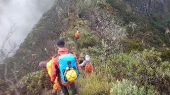 Evakuasi Pendaki yang Jatuh di Jurang Gunung Lompobattang Terkendala Cuaca