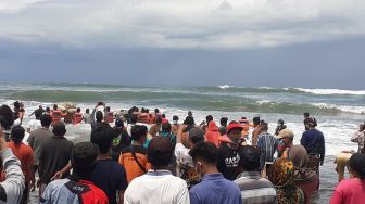 Disaksikan Wisatawan, Keraton Jogja Gelar Labuhan di Pantai Parangkusumo