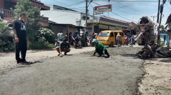 Perbaiki Jalan Rusak, AMTB Kumpulkan Iuran Warga Tegalgubug 