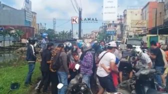 Sosok Misterius Bagi-bagi Uang di Jalan Veteran, Warga Heboh