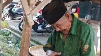 Bikin Haru, Kakek 90 Tahun Ini Berjualan Toge Goreng untuk Bertahan Hidup