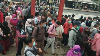 Parah! Penumpang KRL di Stasiun Tambun Diminta Antre, Malah Bikin Kerumunan