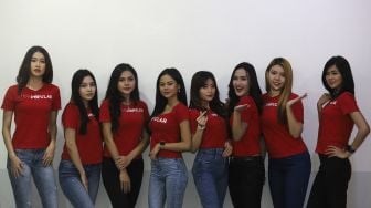 Peserta finalis Miss Popular 2021 season 1 berpose saat mengunjungi Kantor Redaksi Suara.com, Jakarta, Senin (15/3/2021). [Suara.com/Angga Budhiyanto]