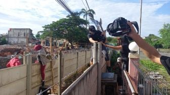 Rumah Terisolasi Pagar Beton di Ciledug. Asep: Anak-Anak seperti di Penjara