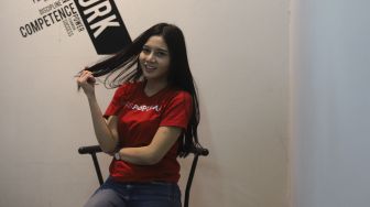 Peserta finalis Miss Popular 2021 season 1, Anggy Novia berpose saat mengunjungi Kantor Redaksi Suara.com, Jakarta, Senin (15/3/2021). [Suara.com/Angga Budhiyanto]