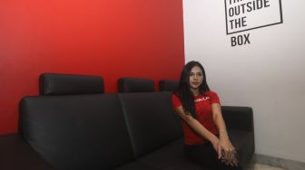 Peserta finalis Miss Popular 2021 season 1, Wiwin Puspita Sari berpose saat mengunjungi Kantor Redaksi Suara.com, Jakarta, Senin (15/3/2021). [Suara.com/Angga Budhiyanto]