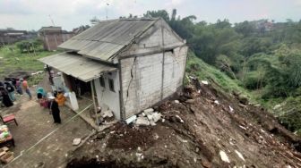 Tanah Longsor Melanda Bantaran Sungai Brantas di Kota Malang, Rumah Ini Nyaris Ambrol