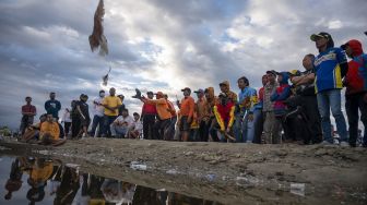 Sejumlah peserta menyambut burung merpatinya pada Lomba Merpati Balap di Palu, Sulawesi Tengah, Minggu (14/3/2021). [ANTARA FOTO/Basri Marzuki]