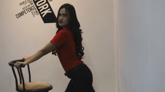 Peserta finalis Miss Popular 2021 season 1, Adinda Zara Latifa berpose saat mengunjungi Kantor Redaksi Suara.com, Jakarta, Senin (15/3/2021). [Suara.com/Angga Budhiyanto]