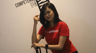 Peserta finalis Miss Popular 2021 season 1, Niky Paopao berpose saat mengunjungi Kantor Redaksi Suara.com, Jakarta, Senin (15/3/2021). [Suara.com/Angga Budhiyanto]