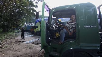 Sopir truk menunggu pelabuhan buka di kantong Parkir Terminal Sritanjung, Banyuwangi, Jawa Timur, Minggu (14/3/2021). [ANTARA FOTO/Budi Candra Setya]