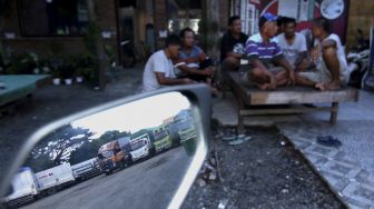 Sejumlah truk parkir menunggu Pelabuhan dibuka di kantong Parkir Terminal Sritanjung, Banyuwangi, Jawa Timur, Minggu (14/3/2021). [ANTARA FOTO/Budi Candra Setya]