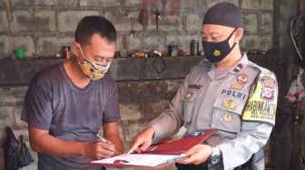 Bhabinkamtibmas Pekiringan Imbau Warga Terapkan 5M