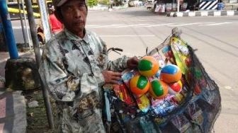 Kisah Perjuangan Kakek Asal Demak Jual Mainan Saat Libur Sekolah