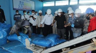 Menteri KKP Dorong Koperasi Petambak Garam Indramayu Tingkatkan Daya Jual