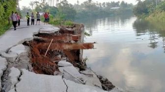 Warga Teriak Jalan Desa Tanjung Burung Tangerang Ambrol