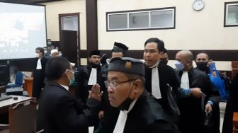 Bikin Gaduh di Sidang Rizieq, KY Peringatkan Munarman Cs Sopan ke Hakim