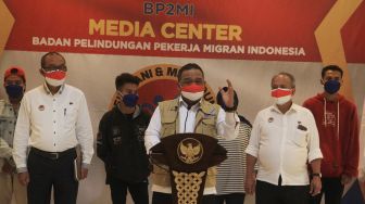 Kepala Badan Perlindungan Pekerja Migran Indonesia (BP2MI) Benny Ramdhani, memberikan keterangan pers hasil sidak terhadap Calon Pekerja Migran Indonesia (CPMI) Non Prosedural atau Ilegal di media center BP2MI, Jakarta, Senin (15/3/21).  [Suara.com/Oke Atmaja]