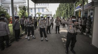 Personel Kepolisian berjaga saat berlangsungnya sidang perdana kasus pelanggaran protokol kesehatan dengan terdakwa Rizieq Shihab di Pengadilan Negeri (PN) Jakarta Timur, Jakarta, Selasa (16/3/2021). ANTARA FOTO/Dhemas Reviyanto