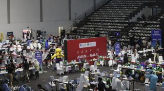 Suasana vaksinasi COVID-19 dosis kedua untuk awak media di Hall Basket, Senayan, Jakarta, Selasa (16/3/2021). [Suara.com/Angga Budhiyanto]